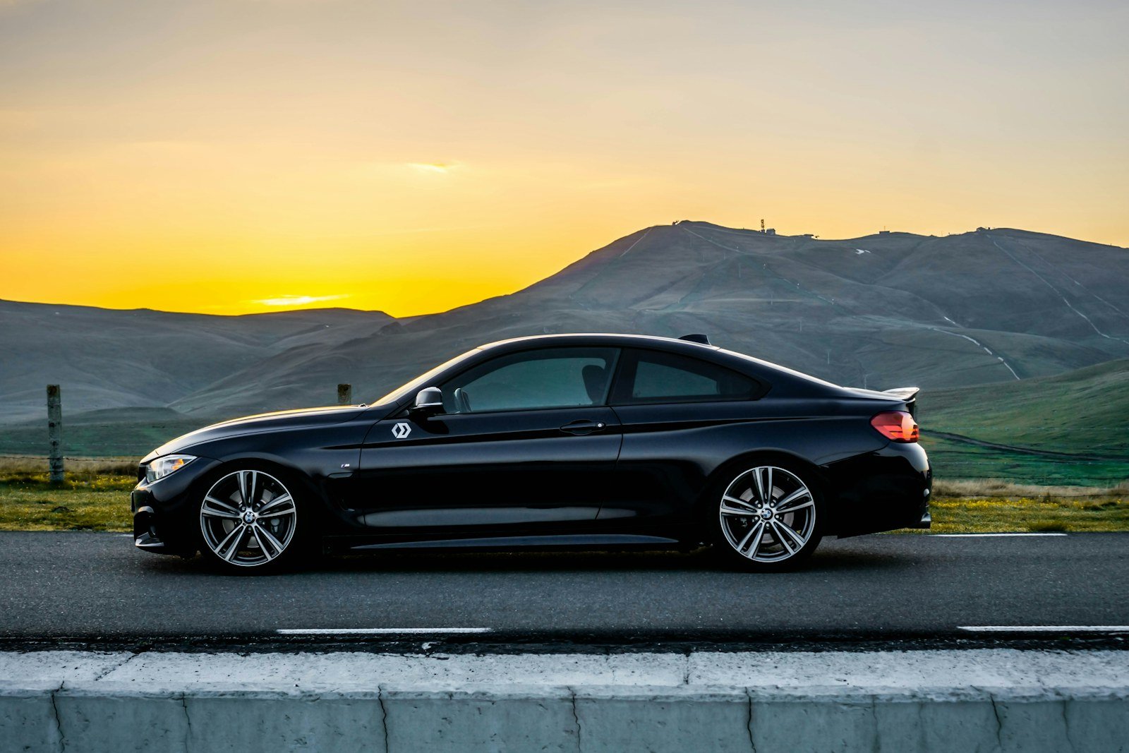 Sportlicher BMW auf einer alpinen Bergstrasse